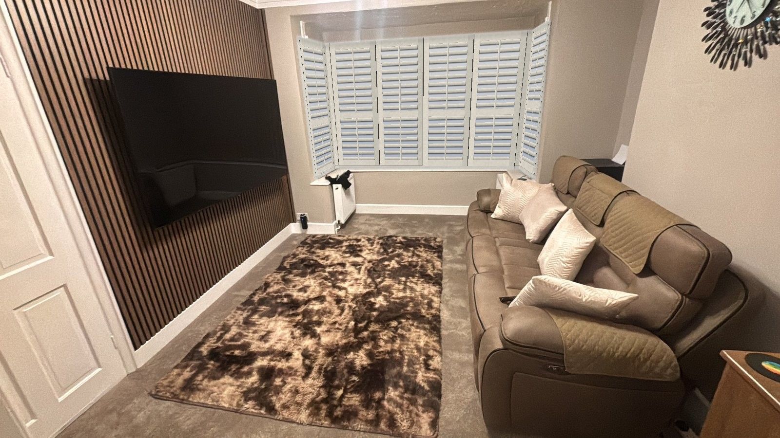 The same bay window with white shutters, shown in the visualiser