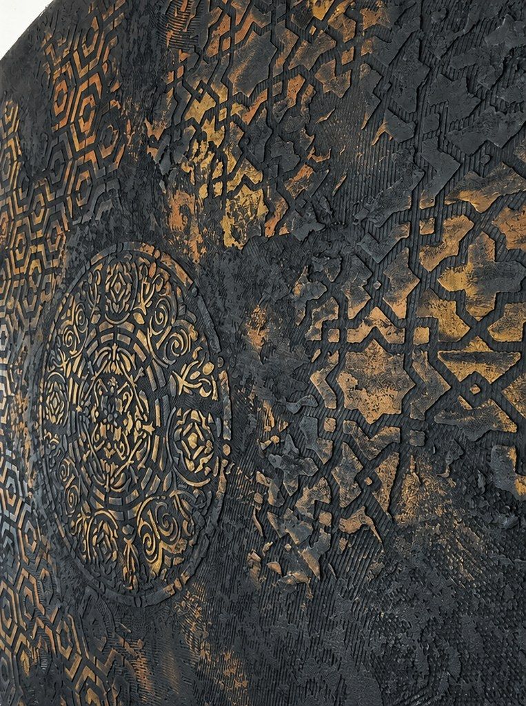 Medallion with gold lift